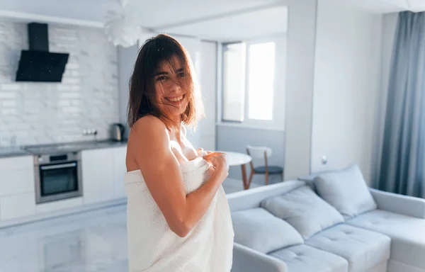 수건으로 여자가 현대식 실내에 — 스톡 사진