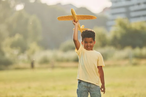 Uçakla Oynamak Afrikalı Amerikalı Çocuk Yaz Günlerinde Tarlada Eğleniyor — Stok fotoğraf