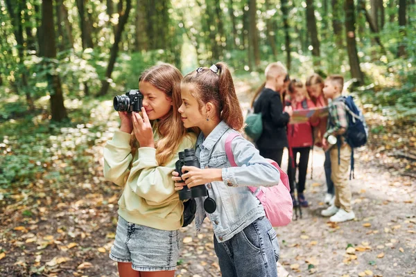 寻找一条路 夏天的白天 孩子们一起在绿林里 — 图库照片