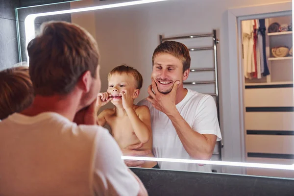 Dívám Zrcadla Koupelně Otec Syn Jsou Spolu Doma — Stock fotografie