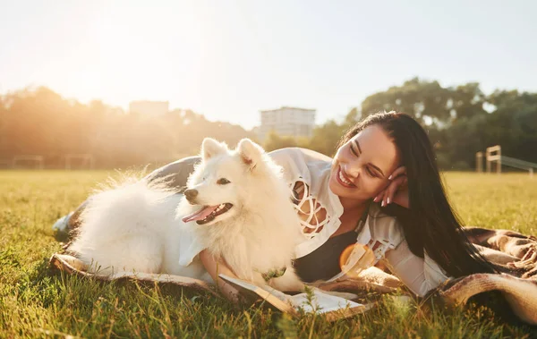 Kvinna Med Sin Hund Har Roligt Planen Solig Dag — Stockfoto