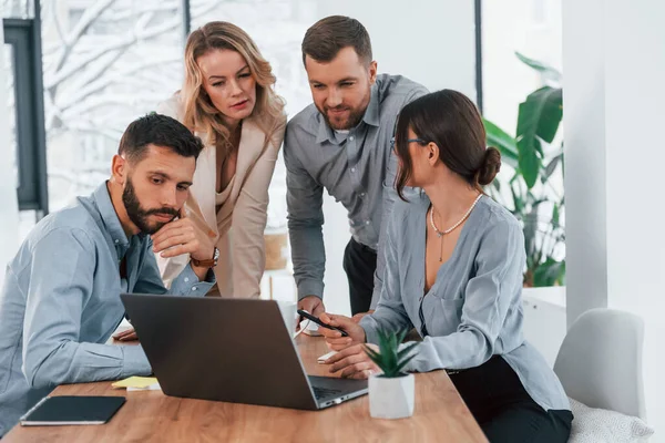 Conexión Internet Mediante Uso Ordenador Portátil Grupo Empresarios Que Trabajan — Foto de Stock