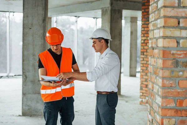 Conceptie Van Teamwork Man Pak Klusjesman Oranje Beschermende Kleding Werkt — Stockfoto