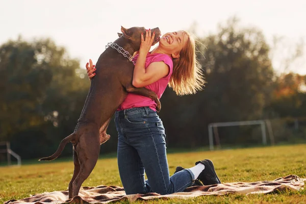 Przyjaźń Między Człowiekiem Zwierzęciem Kobieta Ubraniu Casual Jest Pit Bull — Zdjęcie stockowe