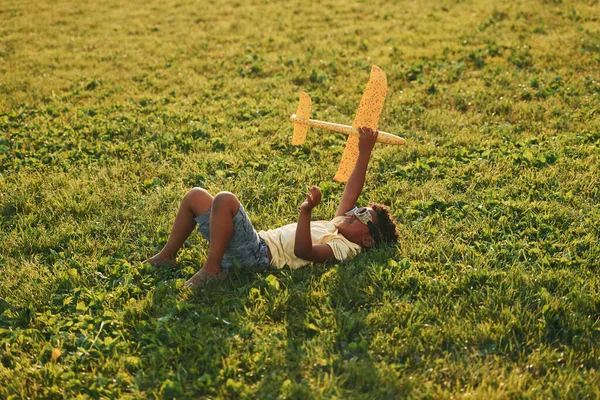 Beautiful Summer Daytime African American Kid Have Fun Field — Stock Photo, Image