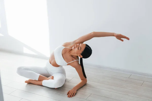 Doing Yoga Young Caucasian Woman Slim Body Shape Indoors Daytime — Stock Photo, Image
