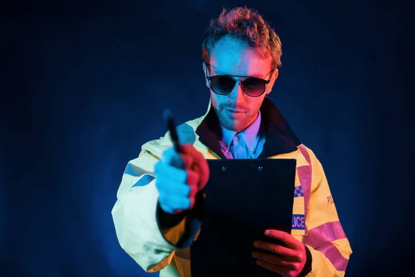 Uniforme Polícia Iluminação Néon Jovem Europeu Está Escuro Estúdio — Fotografia de Stock