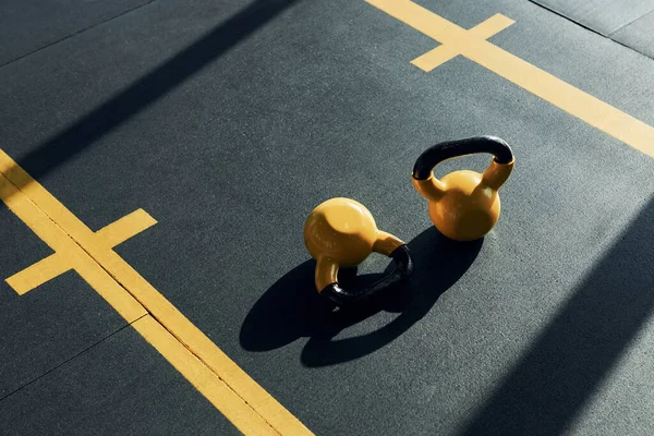 Βάρη Βαμμένα Κίτρινο Χρώμα Ξαπλωμένα Στο Έδαφος Στο Γυμναστήριο — Φωτογραφία Αρχείου
