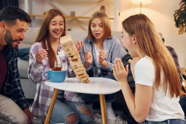 Trätornet Har Fallit Grupp Vänner Har Fest Inomhus Tillsammans — Stockfoto