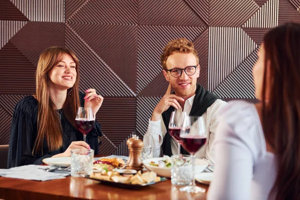 Junges Paar Und Mutter Drinnen Neuen Modernen Luxusrestaurant — Stockfoto