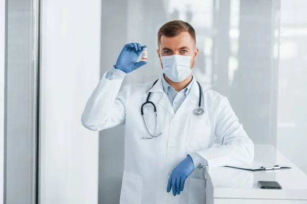 Mavi Eldivenlerle Klinikte Beyaz Önlüklü Profesyonel Doktor Var — Stok fotoğraf