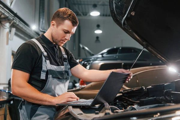 Vista Lateral Hombre Uniforme Está Trabajando Servicio Automóviles — Foto de Stock