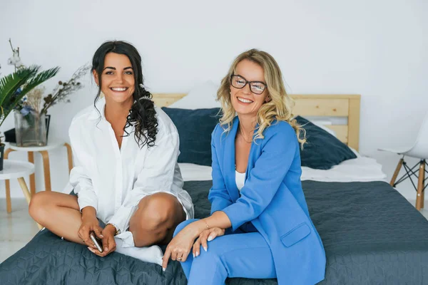 Bed Zitten Twee Vrouwen Zijn Thuis — Stockfoto