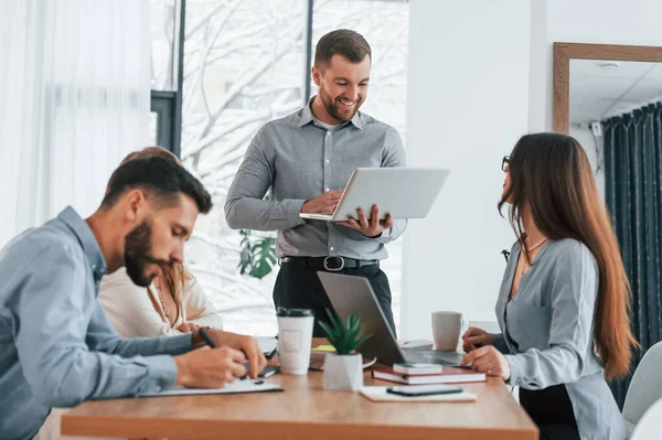 Conversa Activa Grupo Empresários Que Trabalham Projeto Escritório — Fotografia de Stock