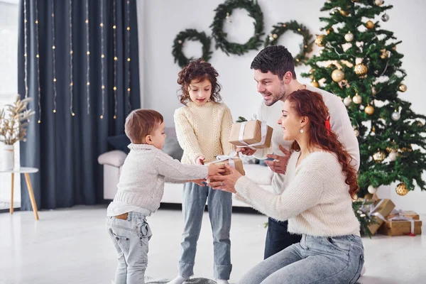 Подарочными Коробками Семья Празднует Новый Год Своими Детьми Дома — стоковое фото