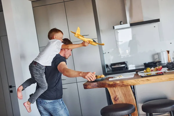 Παίζοντας Κίτρινο Παιχνίδι Αεροπλάνο Πατέρας Και Γιος Είναι Στο Σπίτι — Φωτογραφία Αρχείου