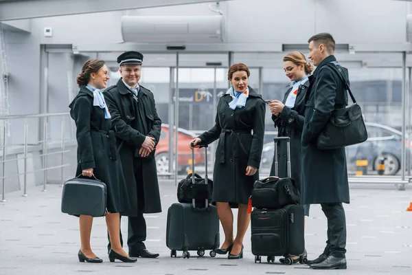 Vliegtuig Bemanning Uniform Samen Buiten Luchthaven — Stockfoto