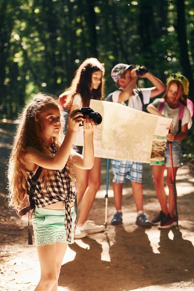 Med Turistutrustning Barnen Strosar Skogen — Stockfoto