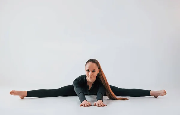 Чорному Одязі Молода Жінка Спортивному Одязі Займається Гімнастикою Приміщенні — стокове фото