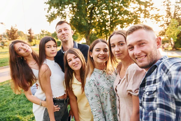 Tirar Uma Selfie Grupo Jovens Fazem Uma Festa Parque Durante — Fotografia de Stock