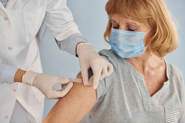 Jeune Femme Médecin Faisant Une Injection Une Femme Âgée Hôpital — Photo