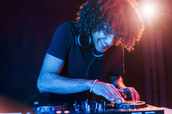 Homem Com Cabelo Encaracolado Usando Equipamento Sala Iluminada Neon Escuro — Fotografia de Stock