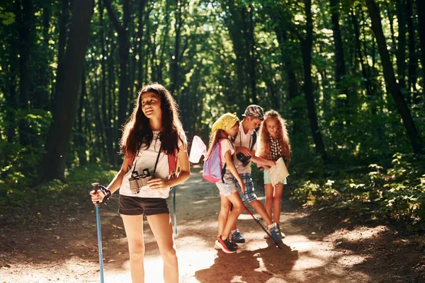 Prêt Pour Aventure Promenade Des Enfants Dans Forêt Avec Équipement — Photo