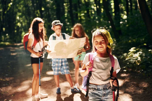 摆好姿势准备拍照孩子们带着旅行器材在森林里散步 — 图库照片