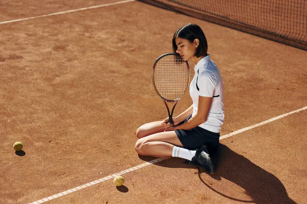 Vor Ort Tennisspielerin Steht Tagsüber Auf Dem Platz — Stockfoto