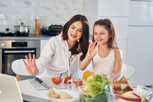 Cocina Caucásica Joven Madre Con Hija Está Casa Juntos — Foto de Stock
