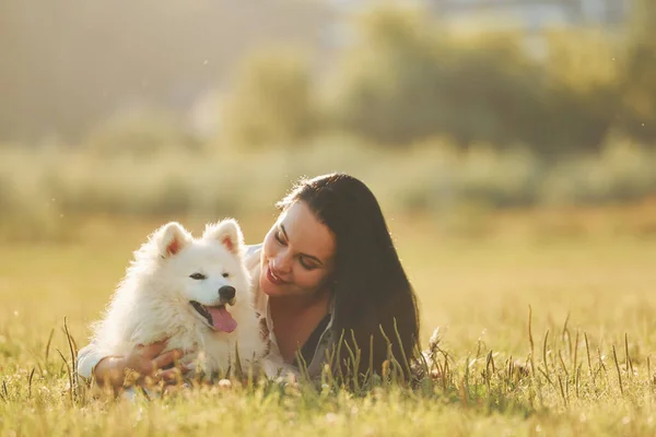 Deitado Chão Mulher Com Seu Cão Está Divertindo Campo Dia — Fotografia de Stock