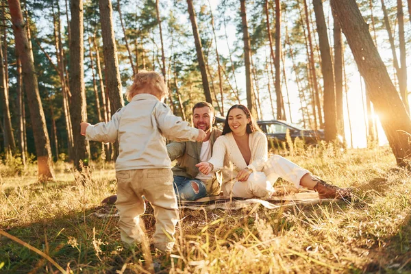 Emociones Positivas Familia Feliz Padre Madre Hija Pequeña Está Bosque — Foto de Stock