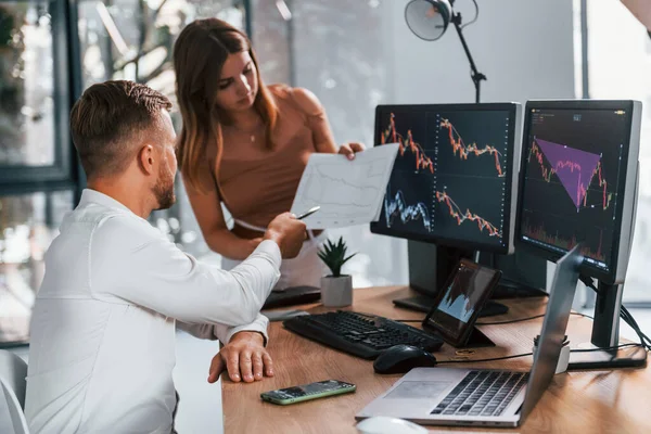 Homme Vêtements Formels Est Avec Femme Dans Bureau — Photo