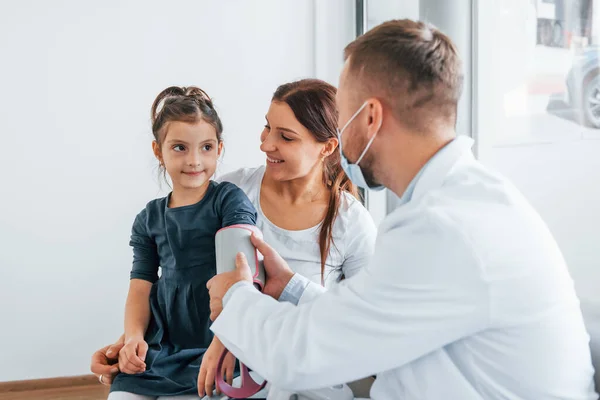 Hilfreiches Kind Zwei Ärzte Weißen Kitteln Arbeiten Der Klinik Zusammen — Stockfoto