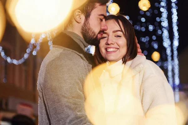 美しいガーランド照明 路上で新年を祝う幸せな若いカップル — ストック写真