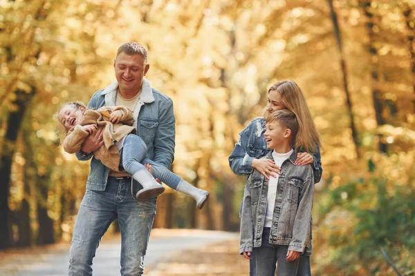 Cuatro Personas Familia Feliz Está Parque Otoño Juntos —  Fotos de Stock