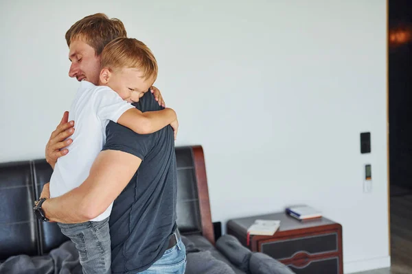 Αγκαλιάζουμε Ένας Τον Άλλον Πατέρας Και Γιος Είναι Στο Σπίτι — Φωτογραφία Αρχείου