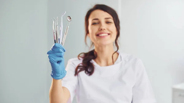 Porträt Einer Professionellen Zahnärztin Mit Geräten Die Innenräumen Stehen — Stockfoto