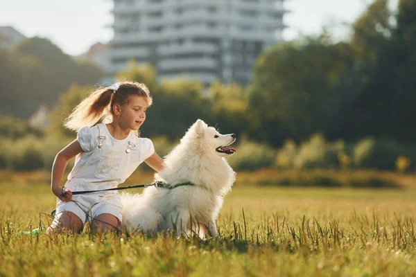 Onderweg Klein Meisje Met Haar Hond Vermaakt Zich Overdag Het — Stockfoto