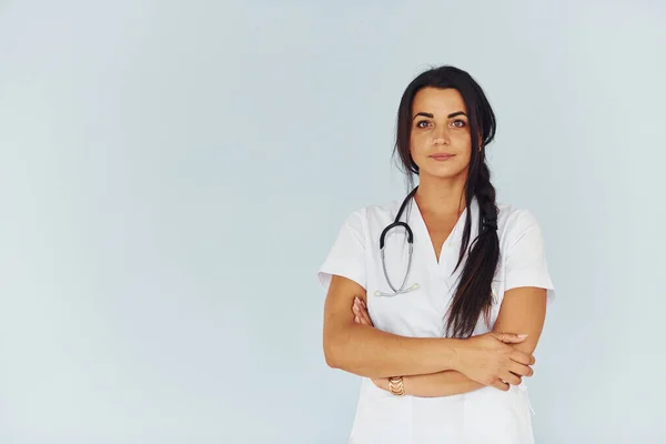 Doctora Joven Uniforme Blanco Está Interior —  Fotos de Stock