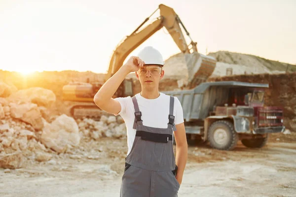 Posando Para Una Cámara Trabajador Uniforme Profesional Está Pozo Del — Foto de Stock