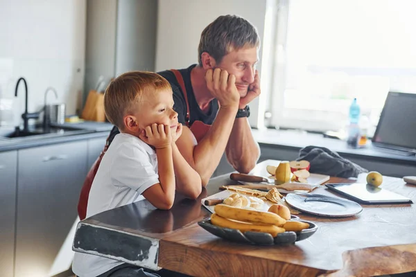 Ετοιμάζω Φαγητό Πατέρας Και Γιος Είναι Στο Σπίτι Μαζί — Φωτογραφία Αρχείου