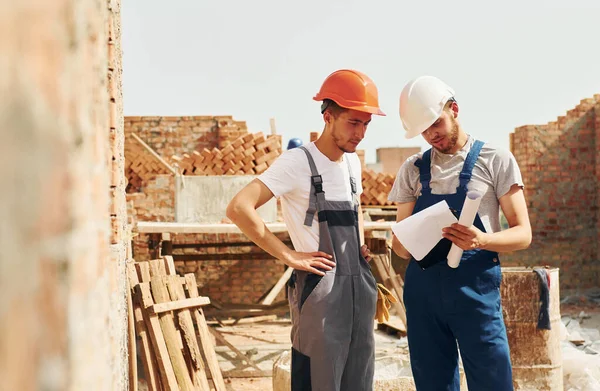 Dokumenty Dva Stavební Dělníci Jsou Spolu Budově — Stock fotografie