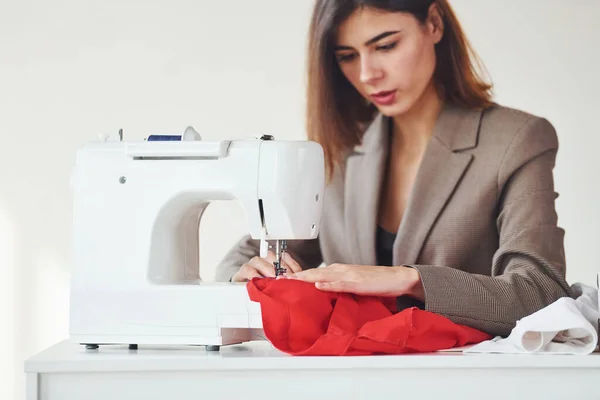 Seamstress 사무실에서 일하고 있습니다 스타일에 — 스톡 사진