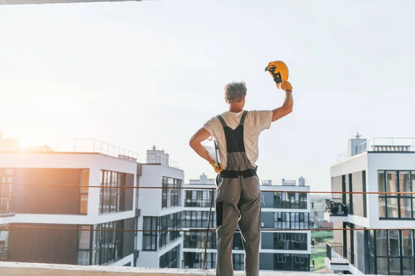 Iluminado Por Luz Del Sol Joven Trabajando Uniforme Construcción Durante — Foto de Stock