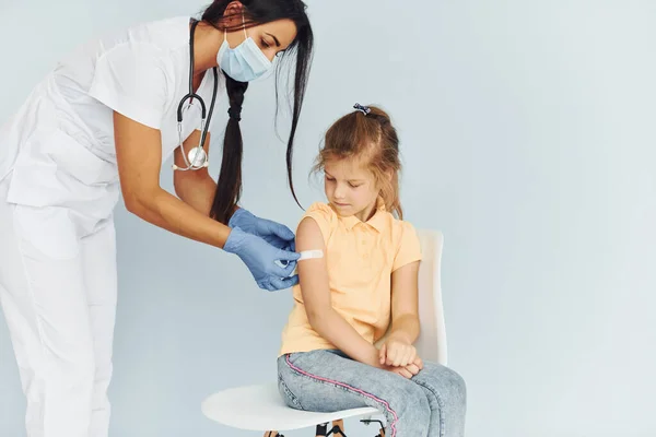 Médecin Uniforme Faisant Vaccination Petite Fille — Photo