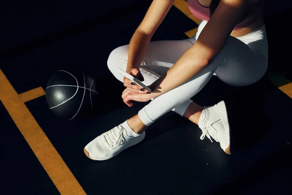 Sitzen Mit Fitnessball Schöne Junge Frau Mit Schlankem Körperbau Ist — Stockfoto