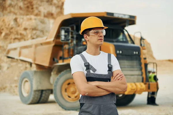 Veículo Carregamento Profissional Trabalhador Uniforme Está Poço Empréstimo Durante Dia — Fotografia de Stock