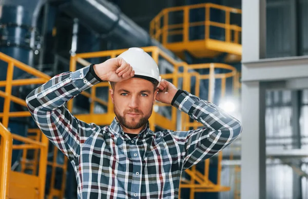 Bílém Tvrdém Klobouku Stavební Dělník Uniformě Továrně — Stock fotografie