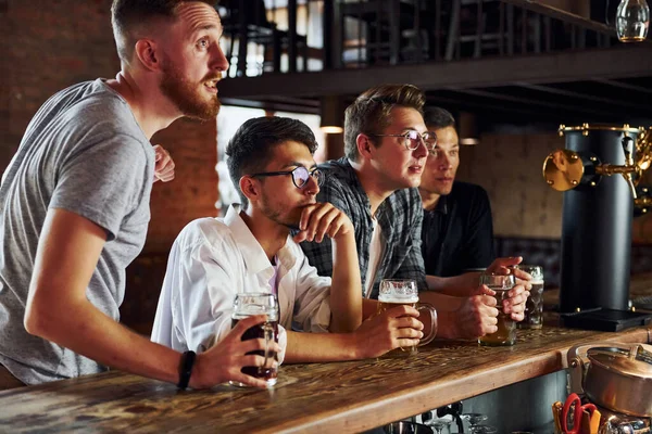 Bebidas Alcohólicas Gente Con Ropa Casual Sentada Pub — Foto de Stock
